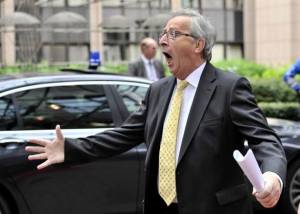 Ο Ζαν-Κλωντ, τη στιγμή που συναντά μια άγνωστη φάτσα -πιθανόν ληστή- στον περίβολο του κτιρίου του Συμβουλίου της ΕΕ